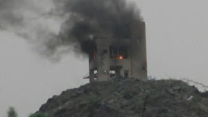 صور تفجير برج المراقبة في موقع العمود السعودي من قبل الجيش والجان الشعبية وتسويته بالأرض وتدمير كل الآليات العسكرية