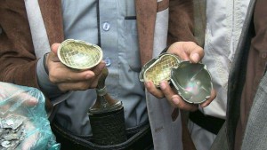 نماذج من قنبال عنقودية عثر عليها في أحياء استهدفتها طائرات العدوان في العاصمة الاربعاء