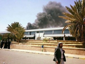 طيران العدوان الغاشم يقصف مطار صنعاء ودار الرئاسة