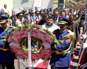 رئيس اللجنة الثورية العليا يضع إكليل من الزهور في روضة الشهداء بالجراف