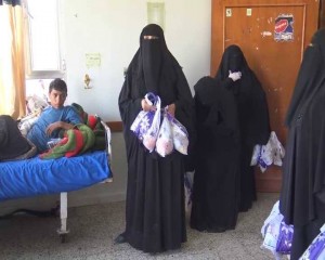 القطاع النسائي بمديرية بني الحارث يقمن بزيارة للجرحى في عدد من مستشفيات العاصمة صنعاء