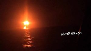 بالفيديو + صور | لحظة استهداف سفينة عسكرية تابعة لقوى العدوان قبالة سواحل المخاء اليمنية 14-06-2017