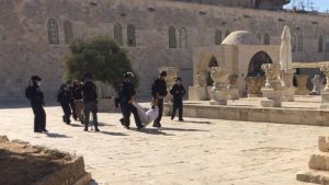 الاحتلال يمنع الفلسطينيين من الصلاة في المسجد الأقصى ومفتي الديار المقدسة يدعو للنفير