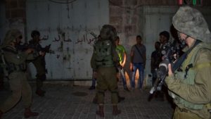 العدو الصهيوني يعتقل 26 فلسطينيا من الضفة الغربية