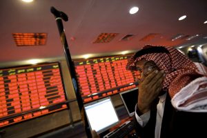 السعودية تجمد مئات الحسابات المصرفية وسط انخفاض حاد في سوق الأسهم