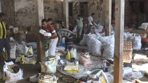 توزيع مساعدات اغاثية وغذائية في جزيرة كمران لجمعية المسيرة ومؤسسة بنان (صور)