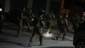 العدو الصهيوني يعتقل 19 فلسطينيا من الضفة الغربية والقدس