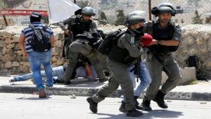 العدو الصهيوني يعتقل 7 فلسطينيين من الضفة والقدس