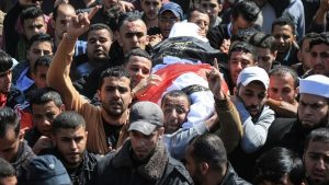 استشهاد ثلاثة فلسطينيين بينهم مسعف برصاص العدو الصهيوني جنوب غزة