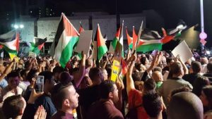 مشروع قانون صهيوني: السجن لمن يرفع العلم الفلسطيني