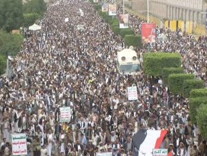 مسيرة حاشدة في صنعاء تنديدا بالحرب الاقتصادية تحت شعار ” أمريكا والسعودية صناع الغلاء وارتفاع الدولار”