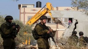العدو الصهيوني يهدم منزل عائلة شهيد فلسطيني شمال رام الله