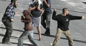 إصابة 4 فلسطينيين في اعتداءات للمستوطنين جنوب مدينة نابلس