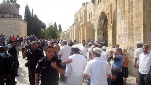 عشرات المستوطنين الصهاينة يدنسون الأقصى المبارك