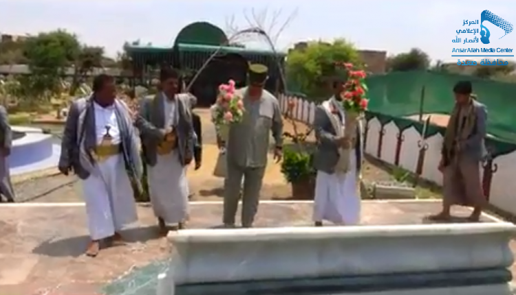 رئيس الوزراء يزور روضة شهداء مجزرة ضحيان ويضع إكليلا من الزهور على ضريح الشهيد المداني ‫(30584713)‬ ‫‬