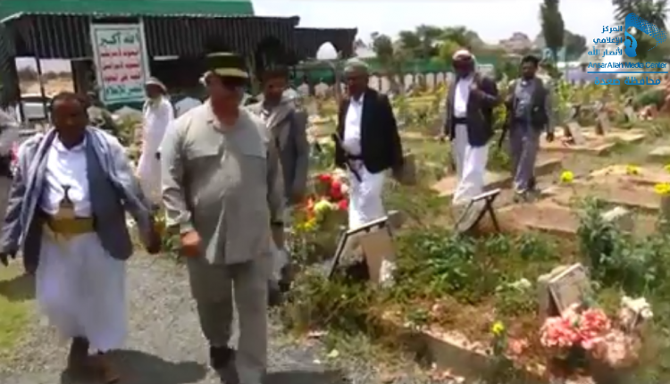 رئيس الوزراء يزور روضة شهداء مجزرة ضحيان ويضع إكليلا من الزهور على ضريح الشهيد المداني ‫(30584716)‬ ‫‬