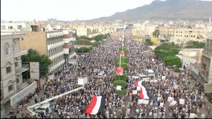 مسيرة حاشدة في صنعاء تحت شعار “طباعة العملة وغلاء الأسعار أدوات للعدوان”