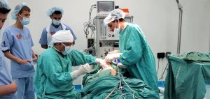 عملية جراحية لتركيب جهاز تصريف السوائل الدماغي الشوكي بهيئة المستشفى الجمهوري بصعدة