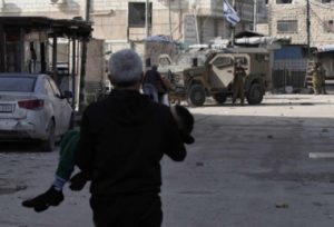 اصابة ثلاثة فلسطينيين بالرصاص الحي خلال مواجهات مع العدو في بيتا جنوب نابلس