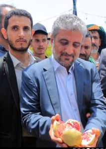شاهد بالصور.. كيف تذوق نائب رئيس الوزراء لعدد من الفواكه بمهرجان خيرات اليمن