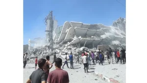 العدو الإسرائيلي يواصل استهداف المباني السكنية ويدمّر برج النور ويقصف مدارس شاطئ غزة